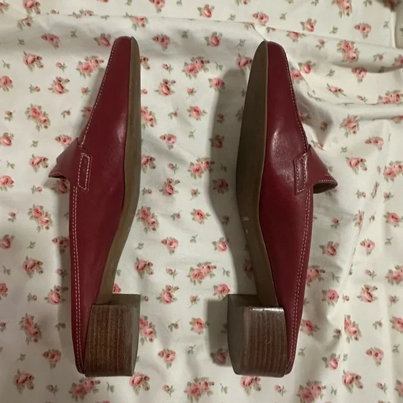 ✨ VINTAGE ✨ Bass Women's Red Leather Pointed Buckle Mules Size 9 - Picture 4 of 5
